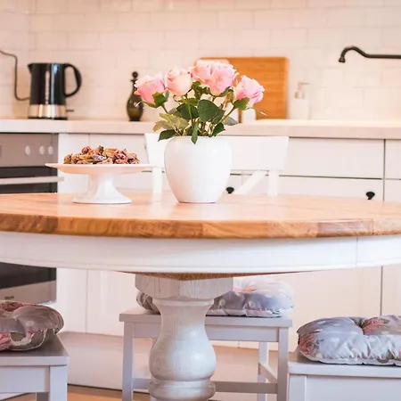 Hotel Spacious In With Garden