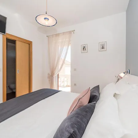 Hotel Spacious In With Garden