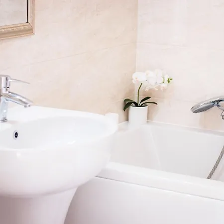 Spacious In With Garden Hotel