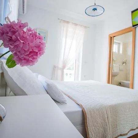 Spacious In With Garden 酒店 4*