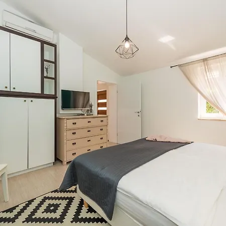 Spacious In With Garden