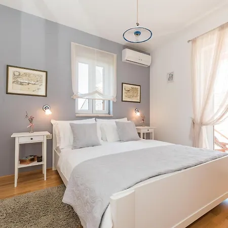 Spacious In With Garden