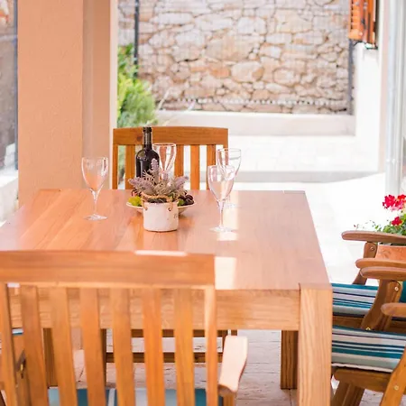 Spacious In With Garden 酒店 4*