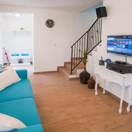 Spacious In With Garden 4*
