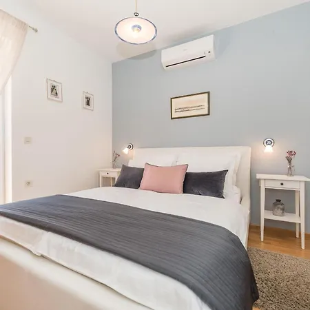 Spacious In With Garden