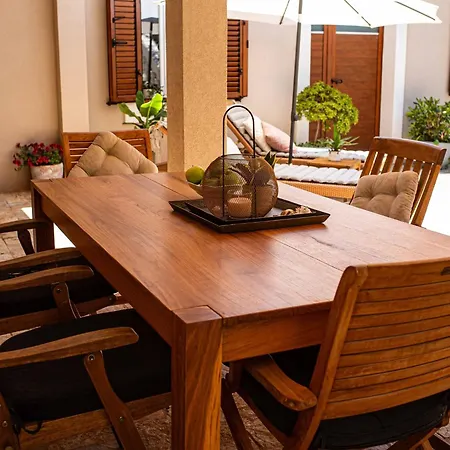 Spacious In With Garden 4*